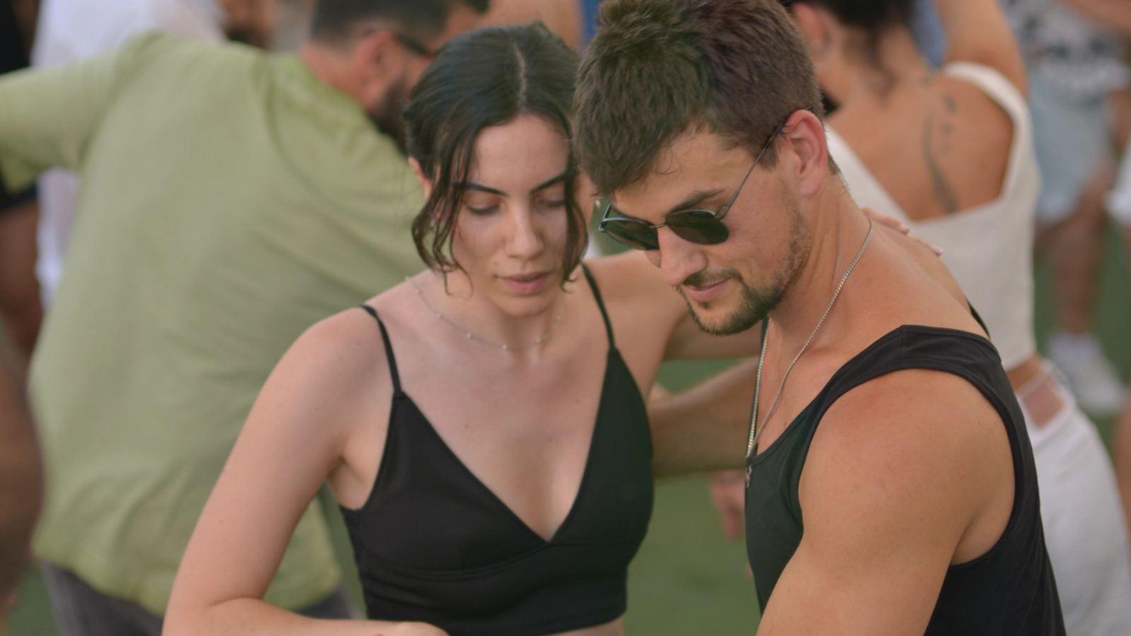 Alumnos practicando bachata y salsa en Málaga